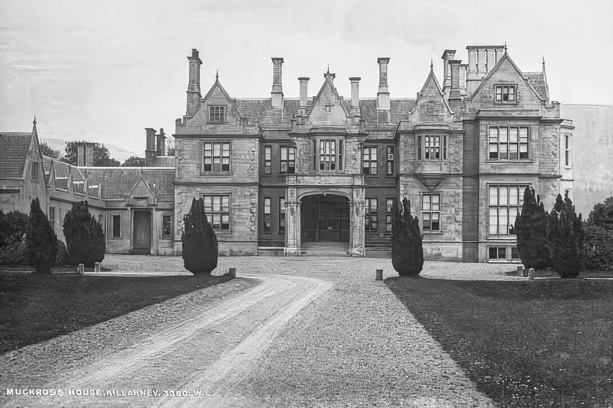 Black and white photo of a palatial manor house in Ireland taken between 1880 and 1914.