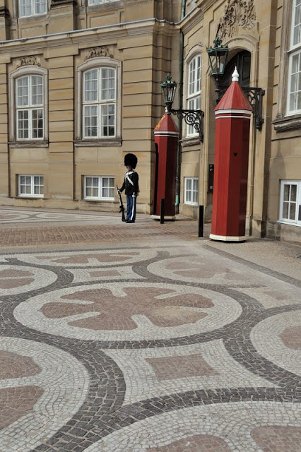 Royal Danish Life Guards at Amalienborg Slot royal palace in Copenhagen, Denmark - ExplorationVacation.net 4-DSC_2368