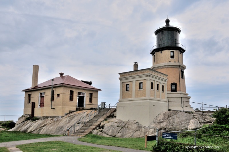 photo of cream colored-brick Spilt Rock lighthouse and lighthouse keeper's cottage on Lake Superior in Minnesota © Cindy Carlsson at ExplorationVacation.net