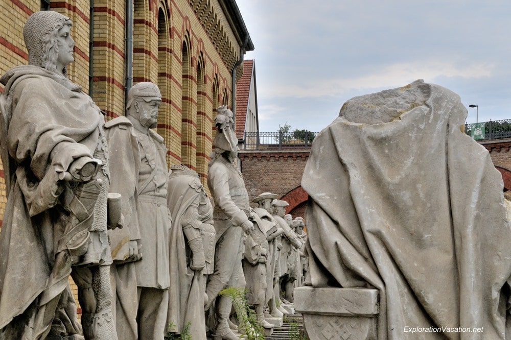 Victory Ave statues 12 Spandau DSC_7788