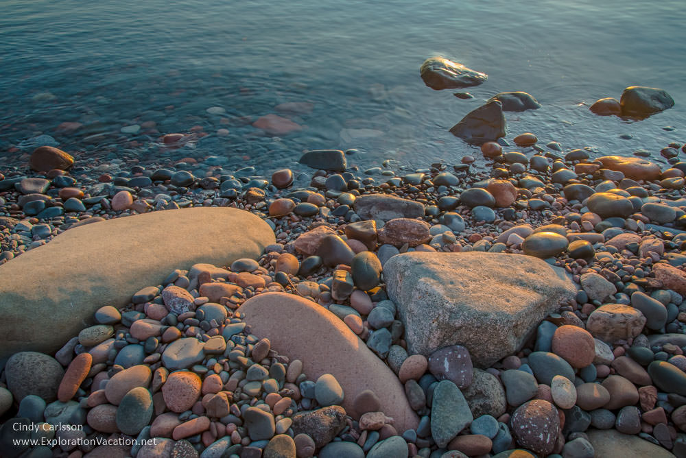 photo of water and rocks at Sugar Loaf Cove along Lake Superior in Minnesota © Cindy Carlsson at ExplorationVacation.net