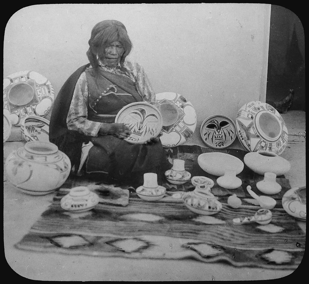 Nampeyo of Hano Hopi potter with her work in 1900