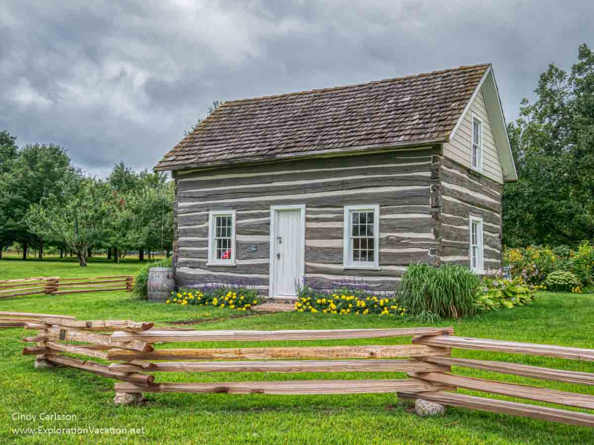 Swedish fence around a log cabin 