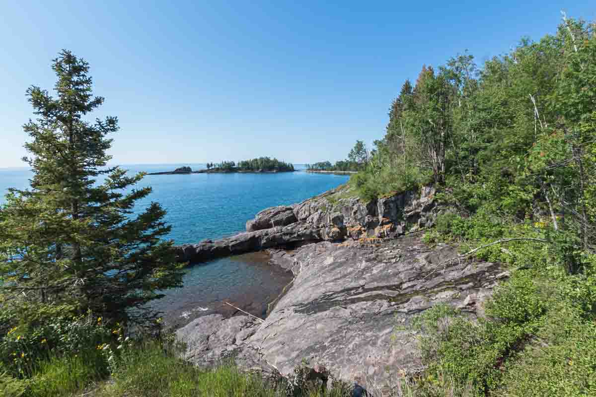 photo of shore at Sugar Loaf Cove Nature Center along Lake Superior's North Shore in Minnesota © Cindy Carlsson - ExplorationVacation.net