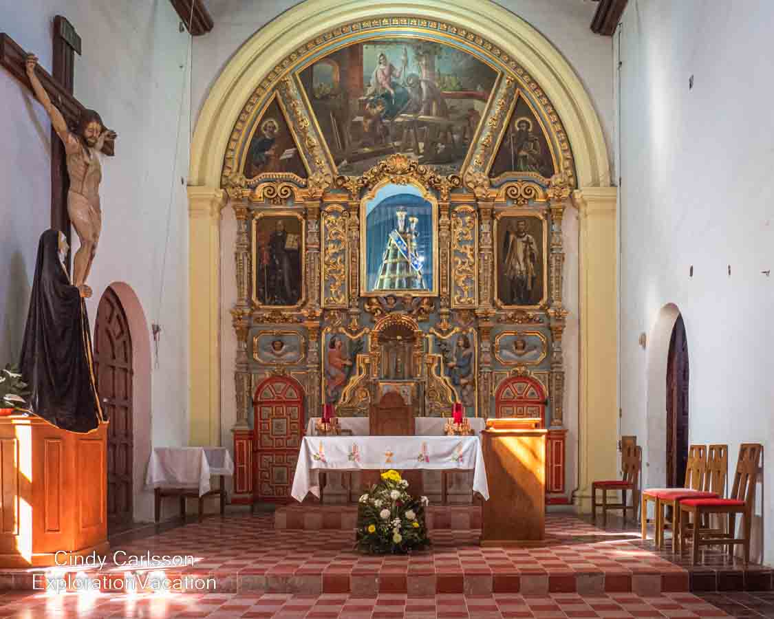 photo of altar in Mission Loreto (Misi&oacute;n de Nuestra Se&ntilde;ora de Loreto Conch&oacute;) &copy; Cindy Carlsson at ExplorationVacation.net