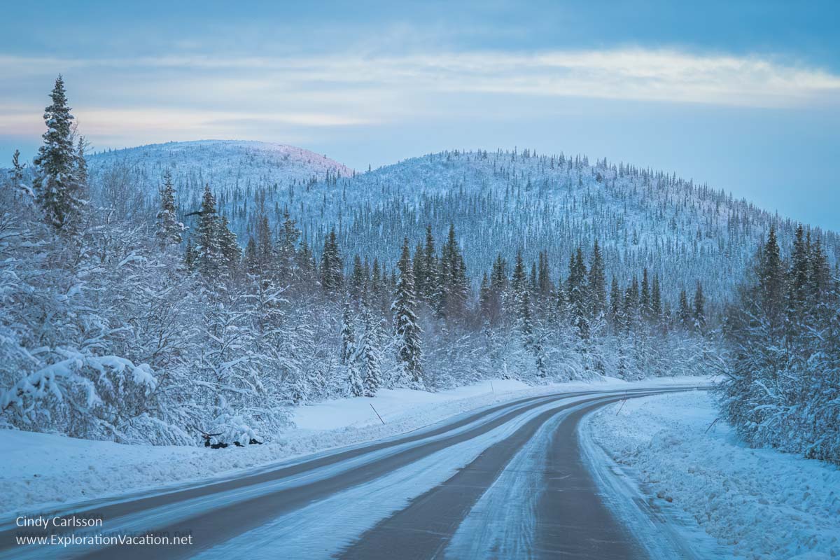 Winter photo of a road in Swedish S&aacute;pmi (Lapland).