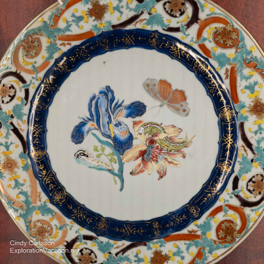 A floral plate imported from China at the Museum of Decorative Arts of the Indian Ocean.