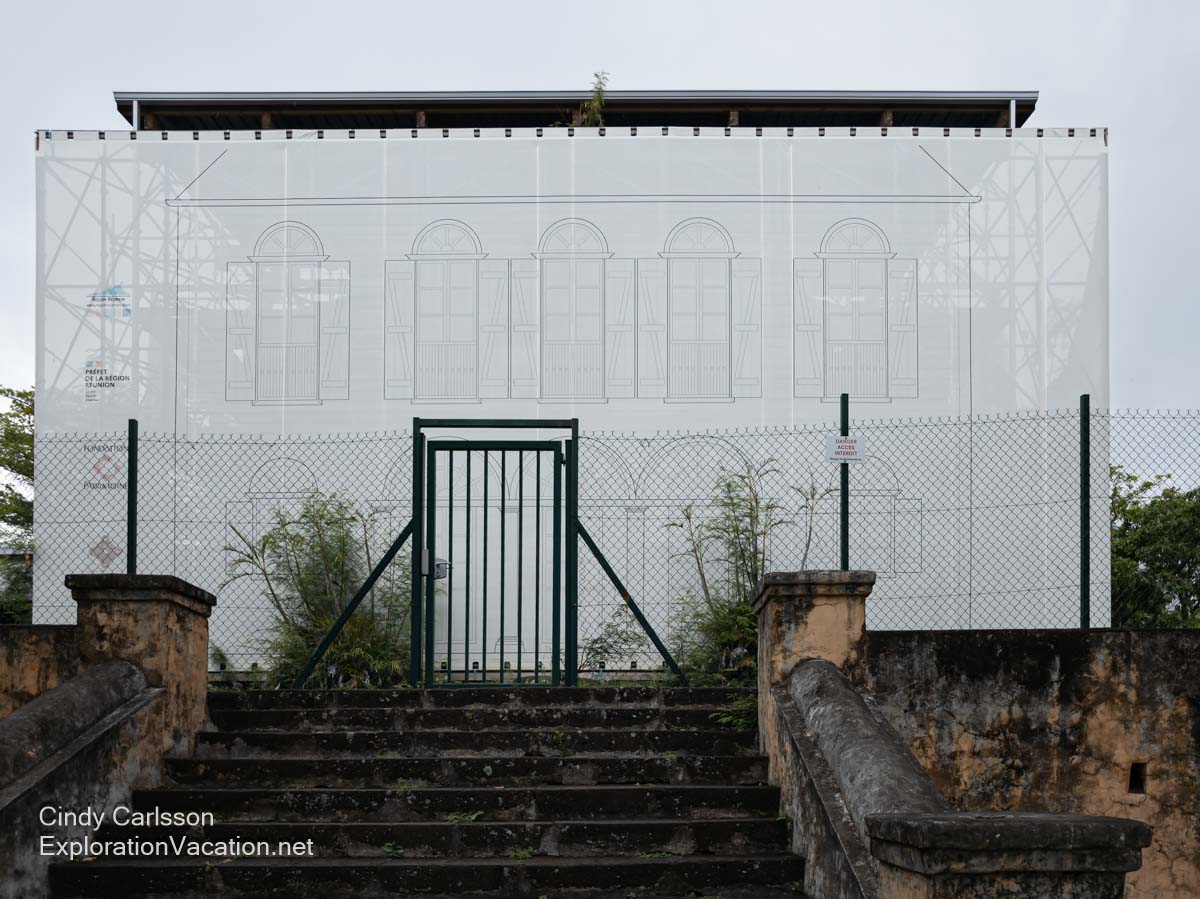 A screen hiding the historic Maison Rouge coffee plantation house at the Museum of Decorative Arts of the Indian Ocean.